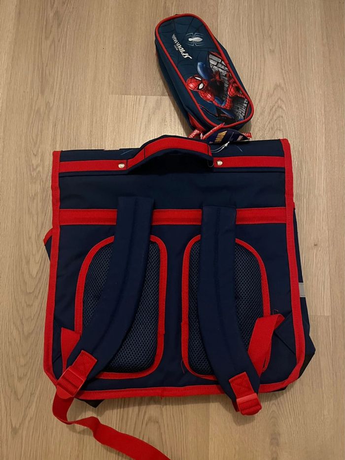 Cartable Spiderman avec sa trousse - photo numéro 4