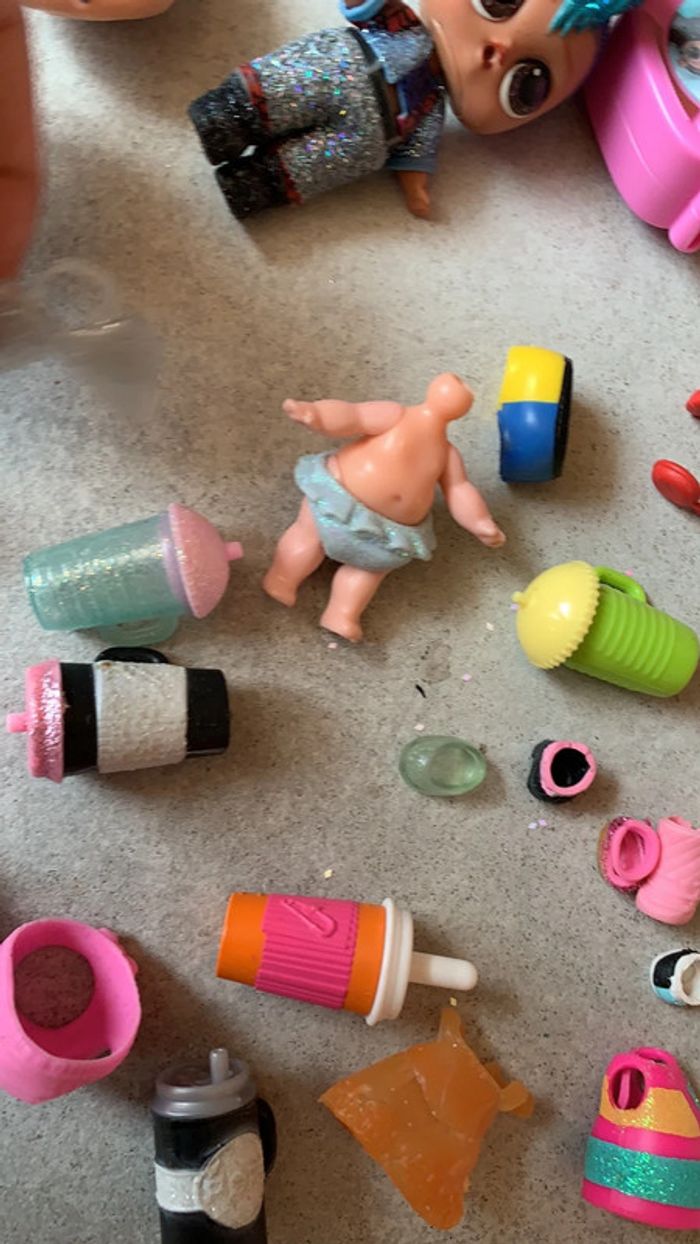 Gros lot de poupée LOL accessoires lunettes ailes tête télévision - photo numéro 12