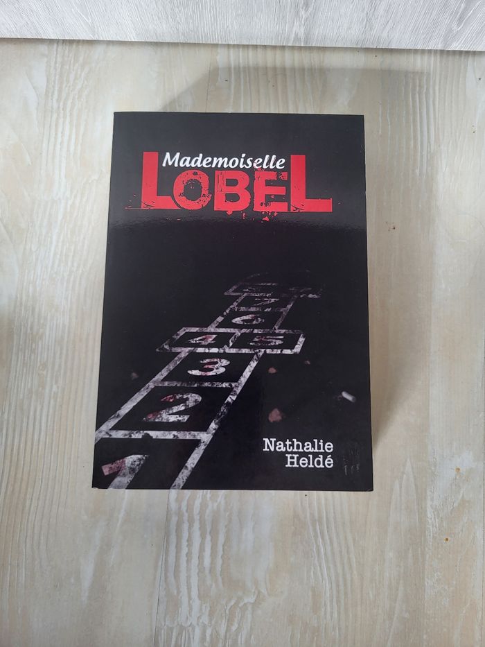 Roman thriller Mademoiselle Lobel