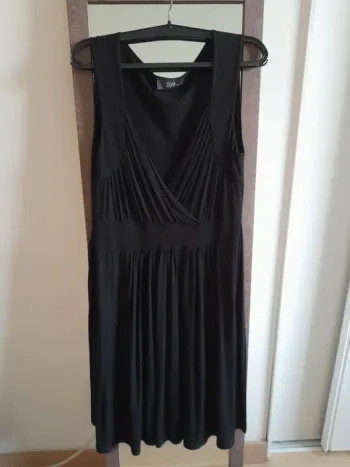  robe noire sans manches de la marque Veti. Une pièce incontournable, élégante et polyvalente