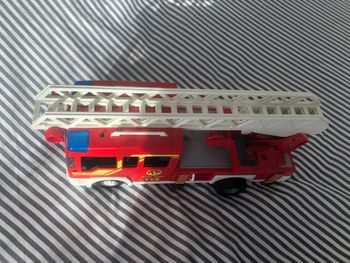 Grand camion de pompier rouge