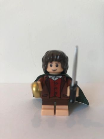 Figurine type lego Frodon avec l’anneau de pouvoir. le seigneur des anneaux