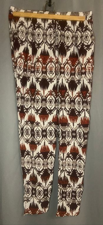 Pantalon fluide beige à motifs marrons et bordeaux