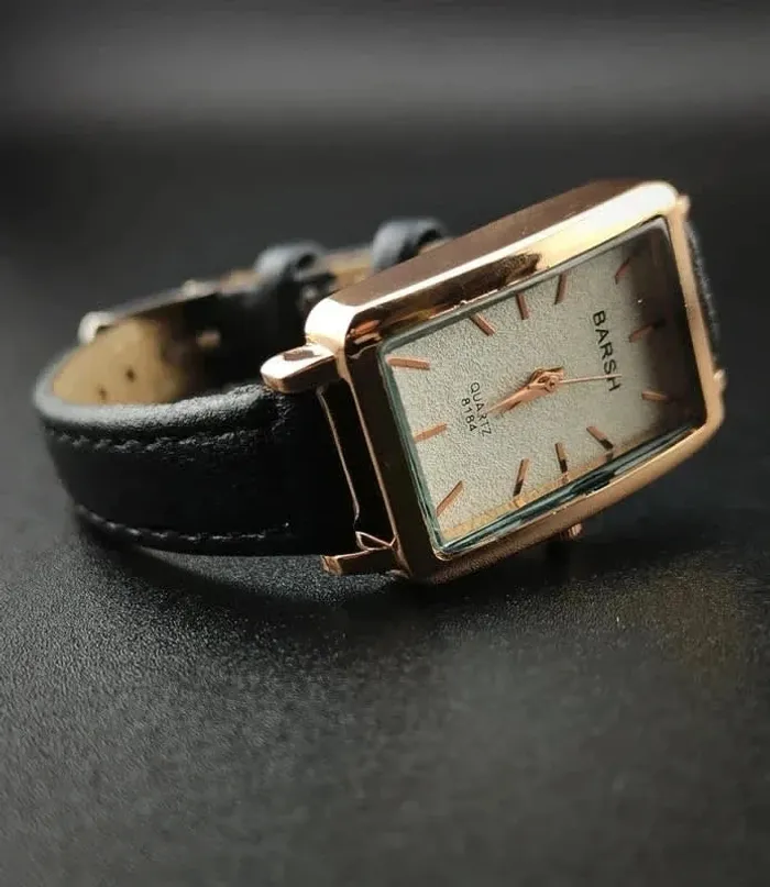 Montre rectangulaire noire & dorée, élégante
