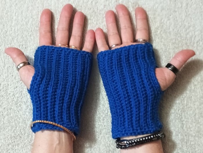 Mitaines "Cobalt" fait main au crochet taille M / L - photo numéro 2