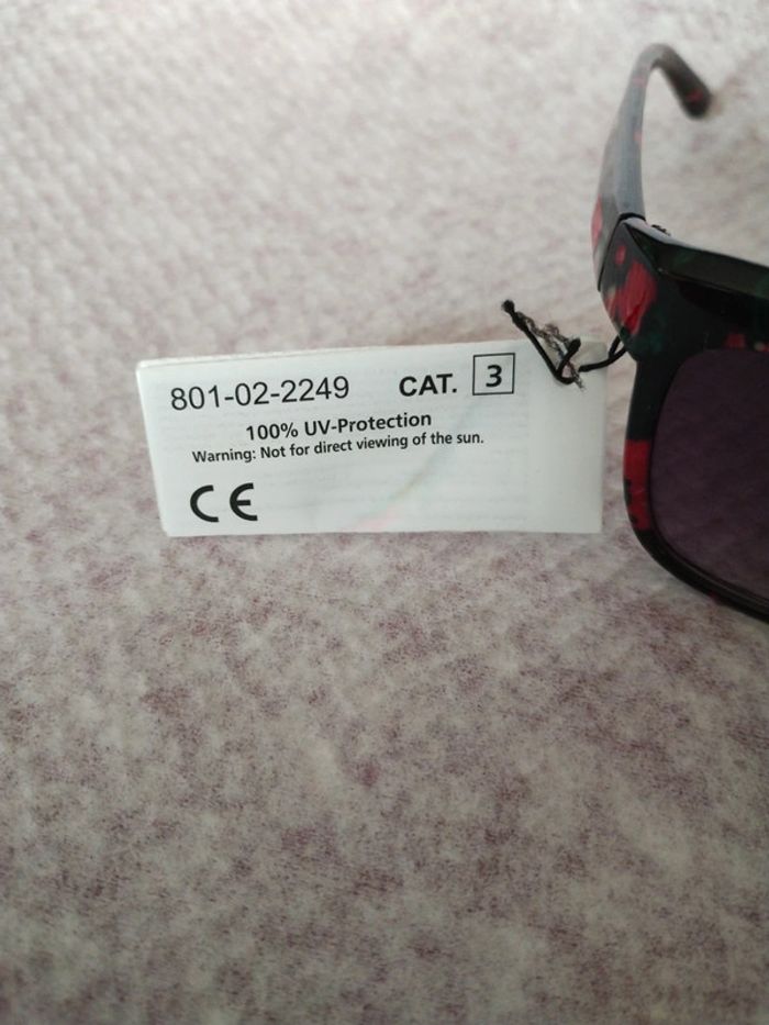 Superbe paire de lunettes de soleil  Jennyfer uv 400 - photo numéro 8