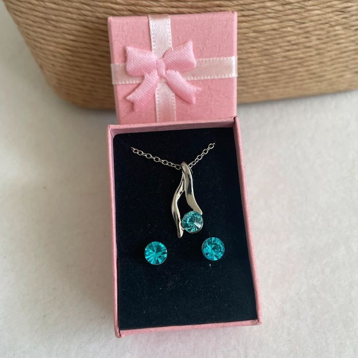 🚨 idée cadeau  🚨 parure de bijoux neuve avec écrin