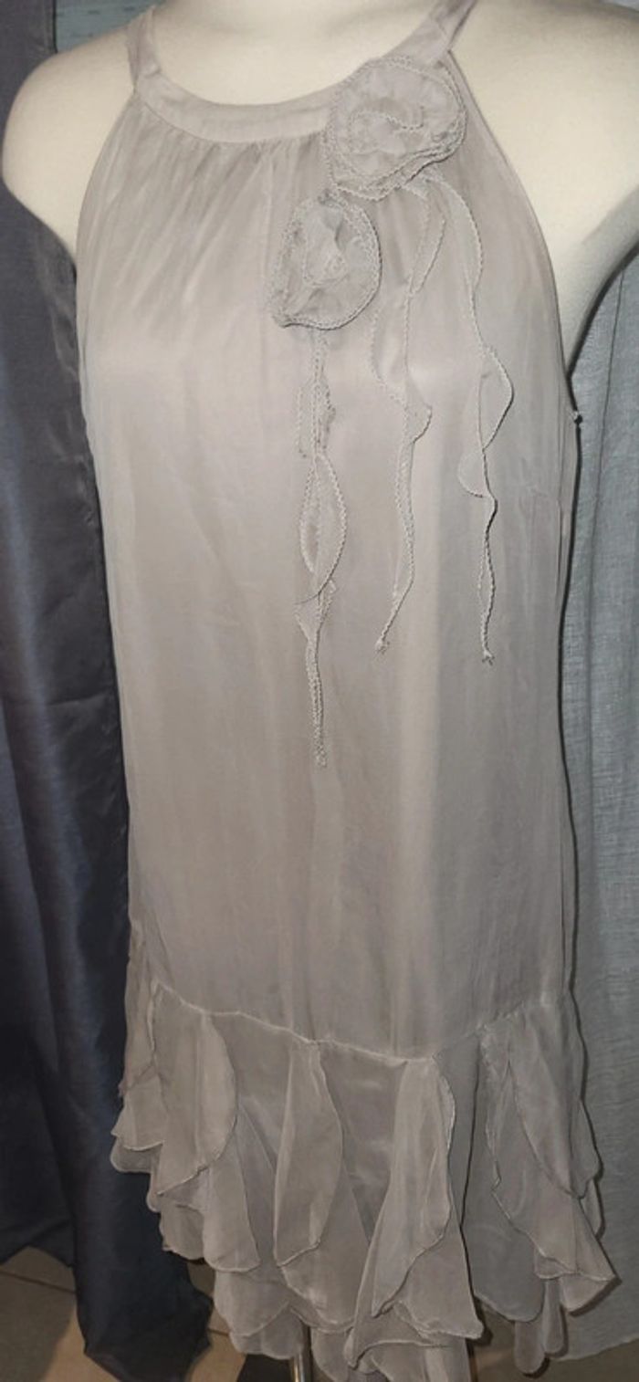 Robe grise en mousseline – Élégance fluide et détails raffinés 40 - photo numéro 3