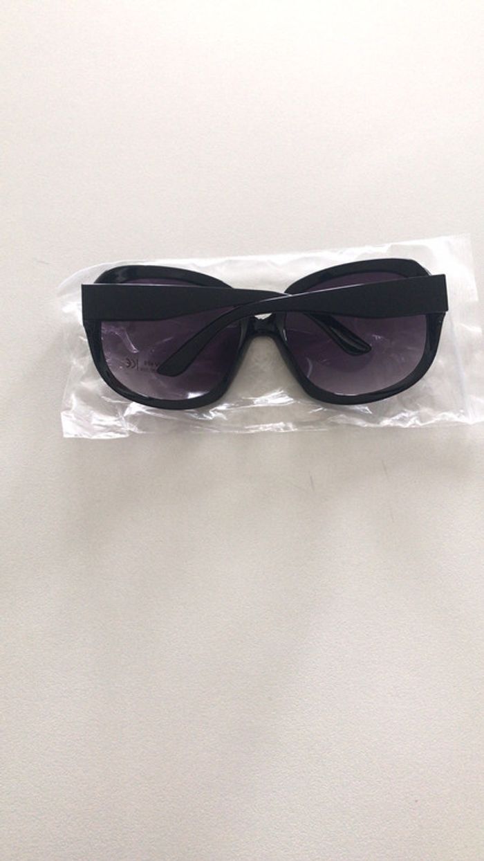 belle paire de lunettes de soleil - photo numéro 2