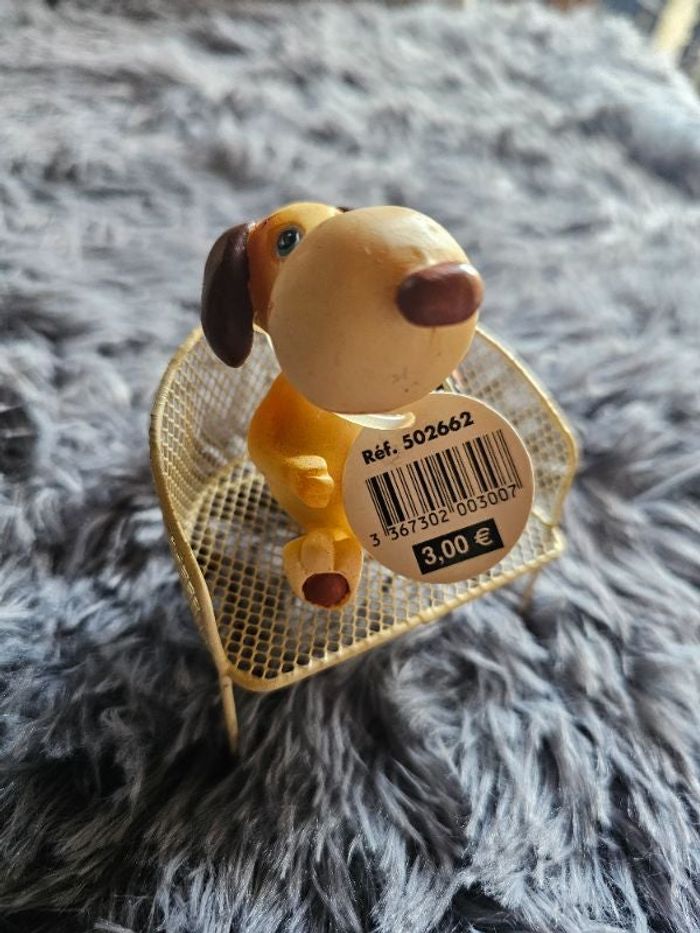 Lot de décorations - chien assis sur fauteuil