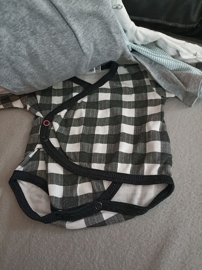 Lot bodys 3 mois - photo numéro 4