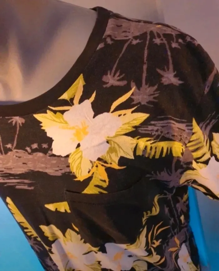 👕 T-shirt tropical noir à fleurs – Style estival - photo numéro 3