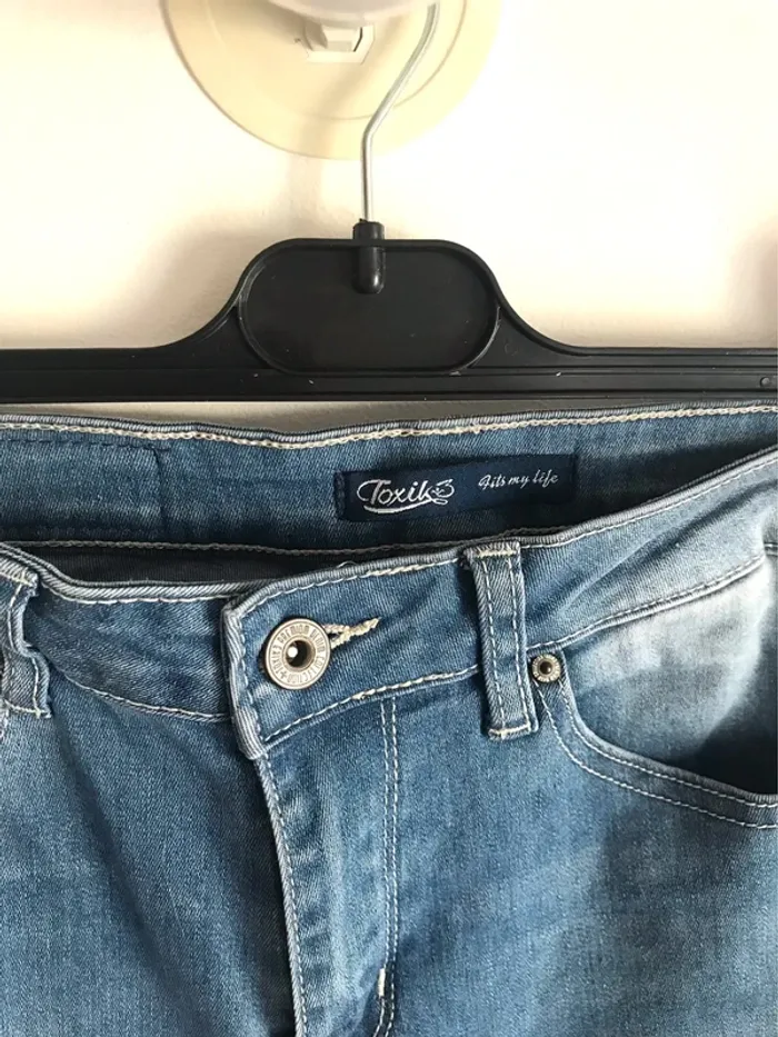 Jean slim Toxik3 taille 40 avec jolis détails sur le côté - photo numéro 3