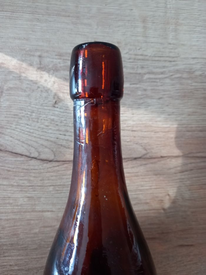 Bouteille ancienne en verre brun. - photo numéro 3