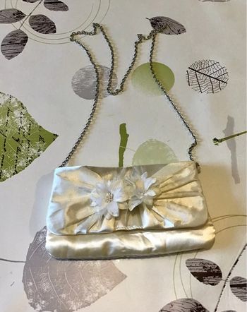 Sac Pochette satinée champagne  lanière chaîne argenté Claire ´s