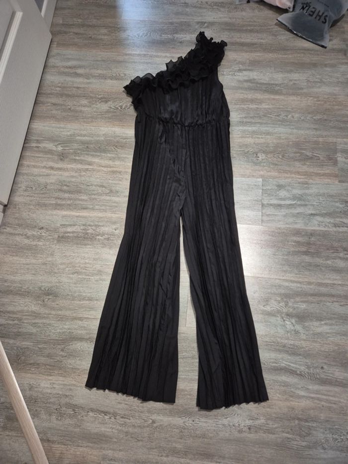 Combinaison pantalon plissé asymétrique avec volants
