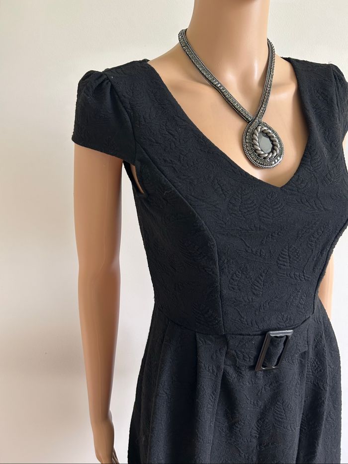 Robe noire à manches courtes taille 34 TBE - photo numéro 4