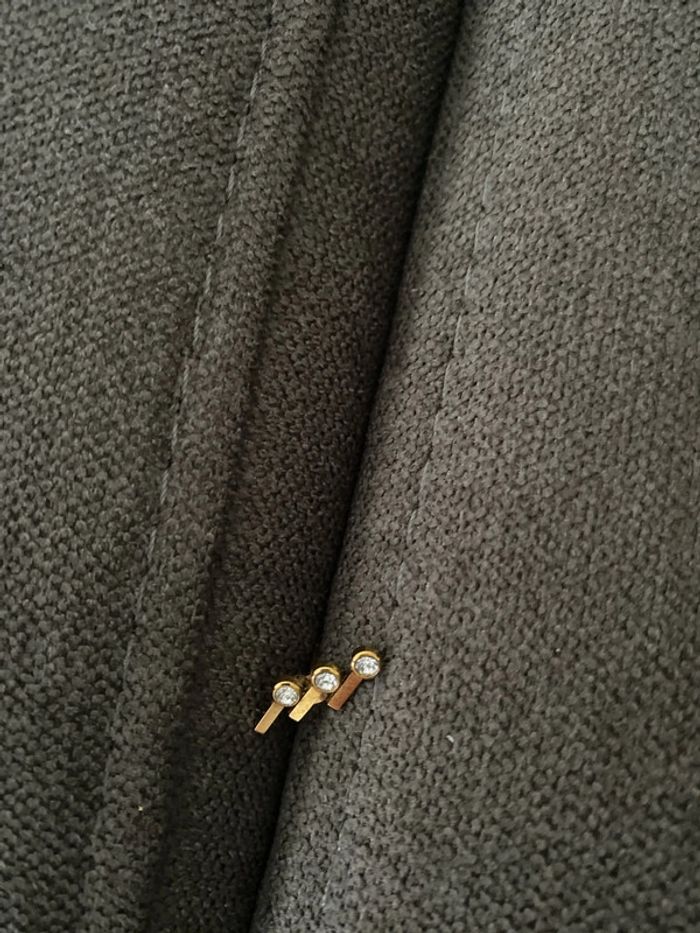 1 seule boucle d oreille zag