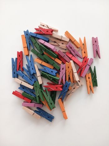 Pinces en bois couleurs assorties