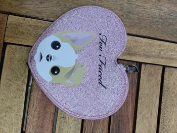 POCHETTE TOO FACED / KAT VON D EN FORME DE COEUR