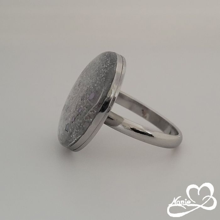 Bague ajustable ronde argentée pailleté avec un papillon - photo numéro 3