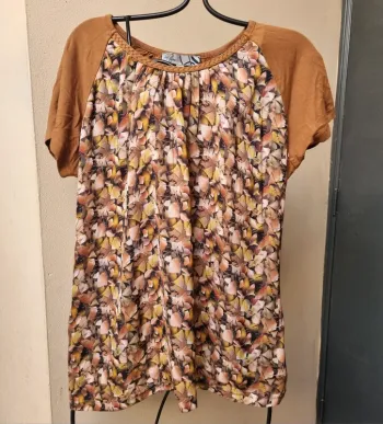 T-shirt marron, dessins de feuilles