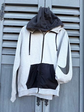 Veste Nike - grise/noir à capuches - taille L - mi saison - en très bon état