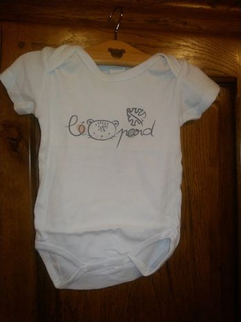 Joli body taille 12 mois mots d'enfants en très bon état