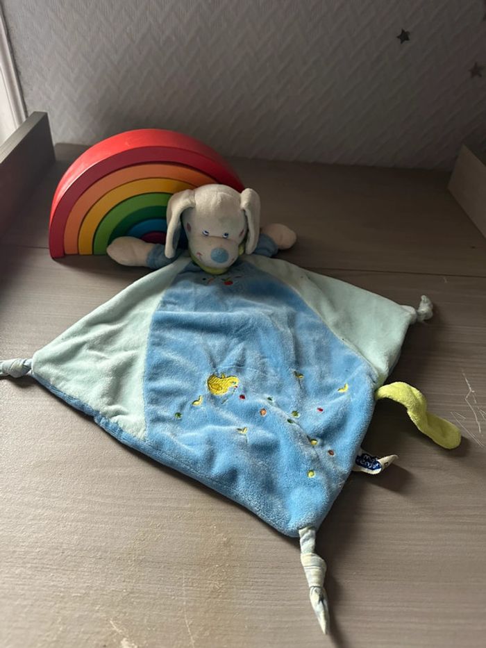 Doudou Plat Chien Bleu Broderie Poussin Foulard Vert Attache Tétine Mots D'Enfants