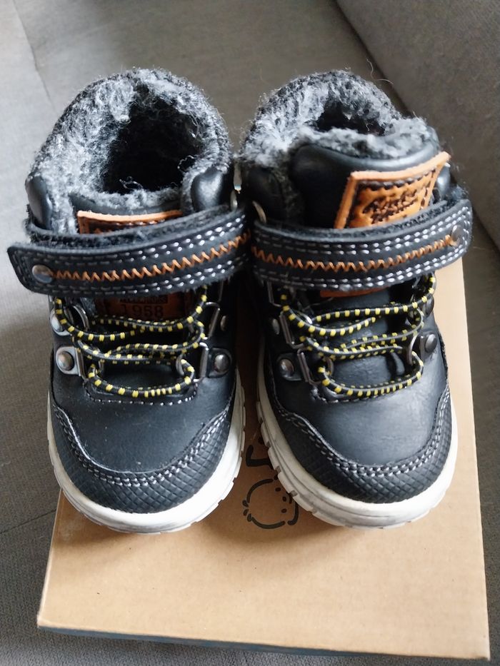 Chaussures montantes fourrées  T.19 - photo numéro 2