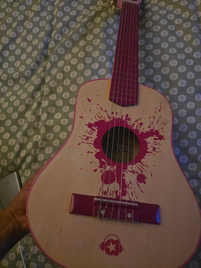Guitare rose en bois - photo numéro 4
