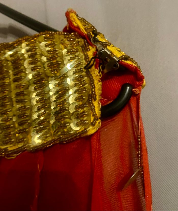Costume oriental rouge et doré - photo numéro 5