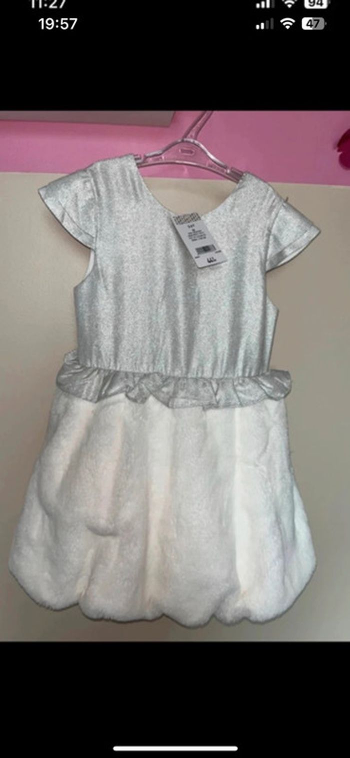 Robe dream neuve avec étiquette fourrure et argenté idéal fête de fin d’année magnifique porte