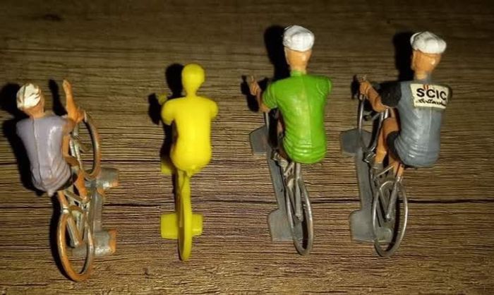 Lot 4 cyclistes anciens en plastique - photo numéro 4
