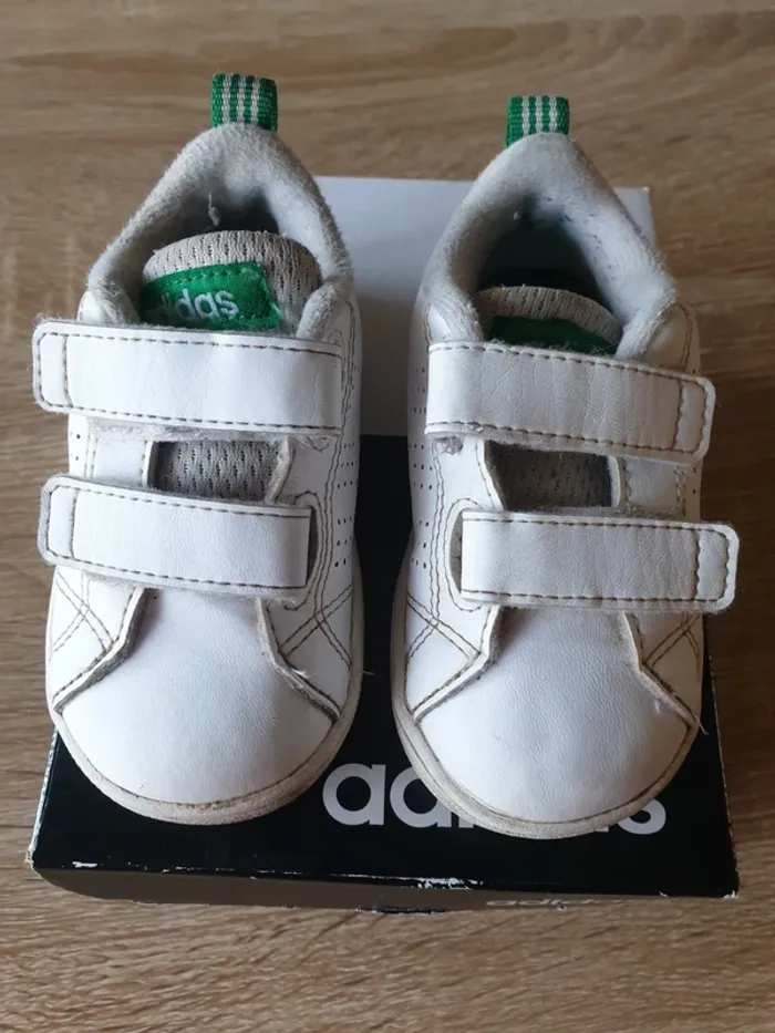Baskets Adidas blanches 20