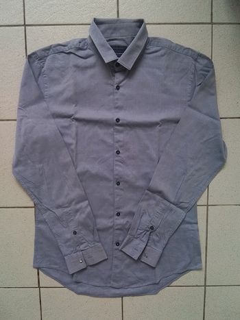 Chemise en coton manches longues.