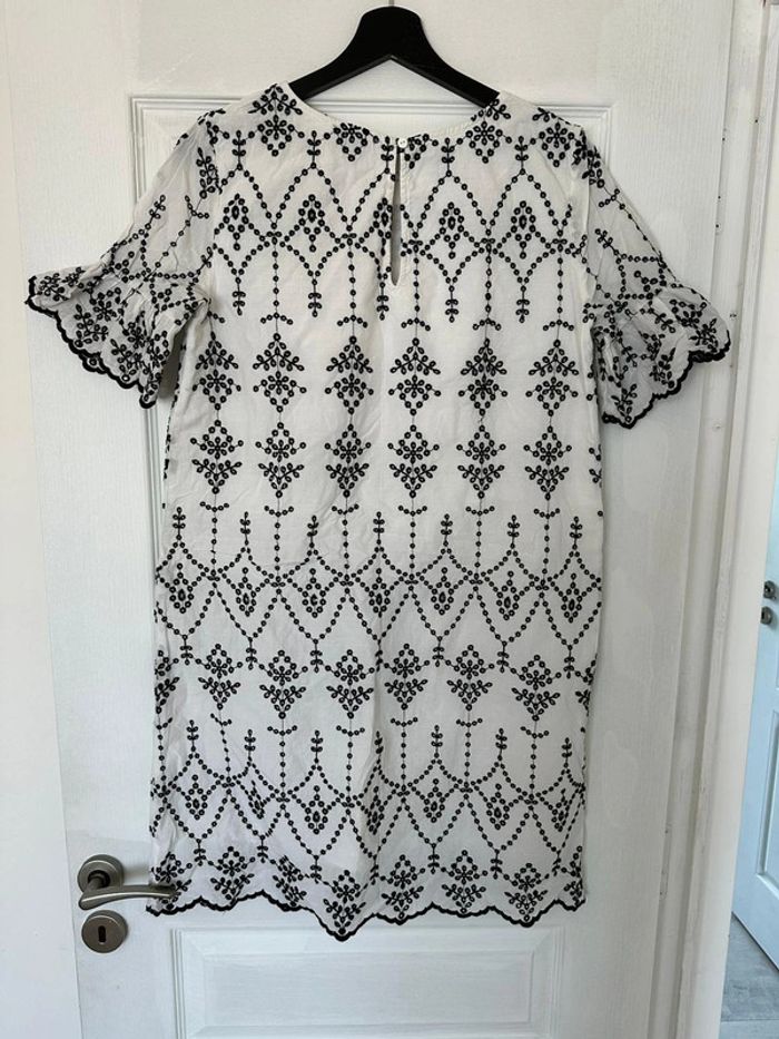 Robe en broderie - photo numéro 2