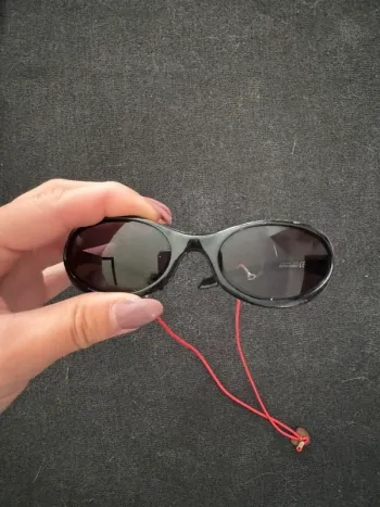 Lunettes de soleil noires pour enfant avec cordon rouge décathlon
