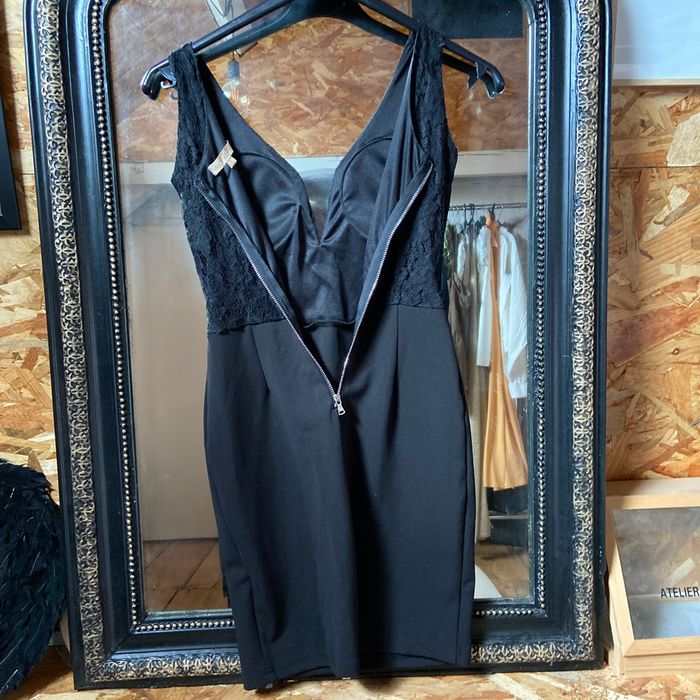 Robe habillée avec ornement de perles sur décolleté - photo numéro 5
