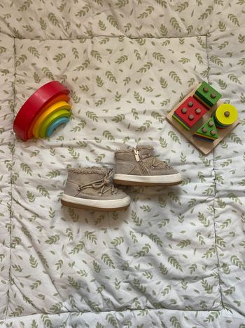 chaussures montante beige taille 18