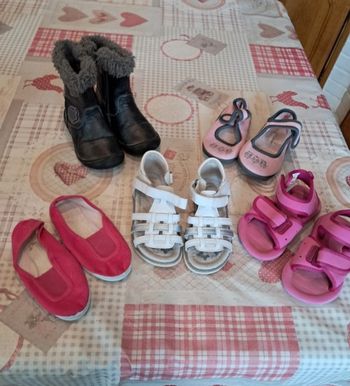 Lot de chaussures taille 25 neuf et tbe