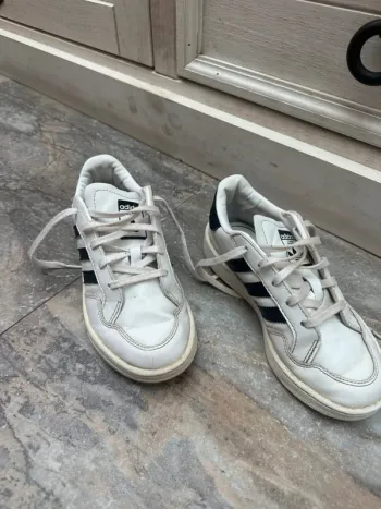 Basket adidas 31,5 noir et blanc