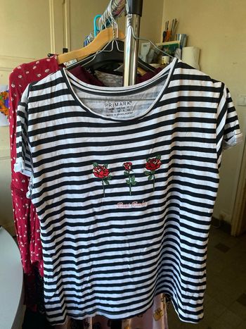 T-shirt blanc et bleu marine taille 40