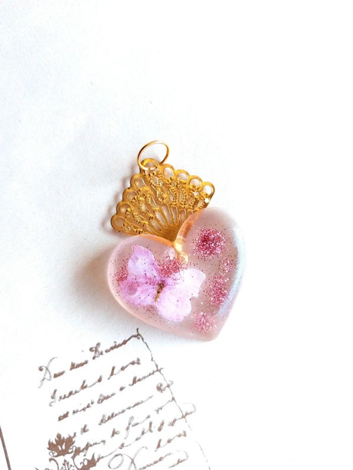 Magnifique pendentif cœur rose en résine - photo numéro 3