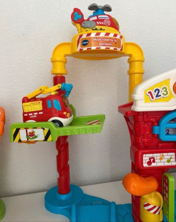 Caserne de pompier Circuit Tut tut bolide + véhicules voiture pompier , ambulance hélicoptère VTECH - photo numéro 3