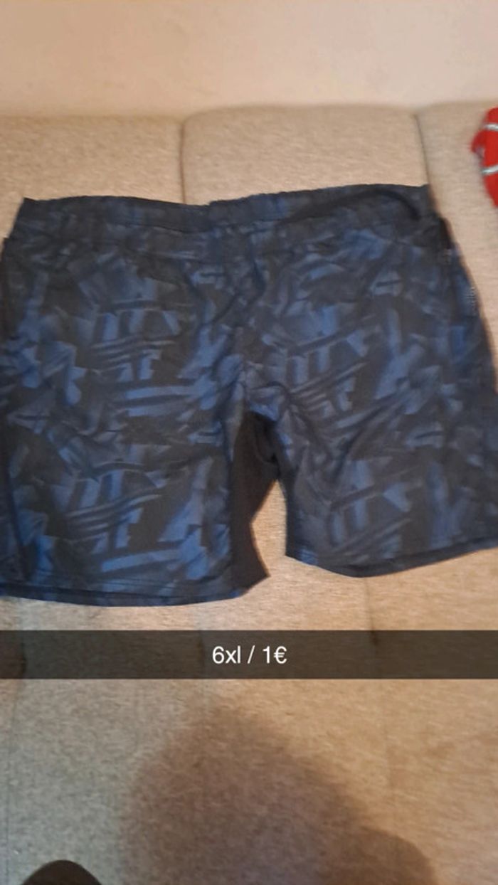 Short bleu et noir