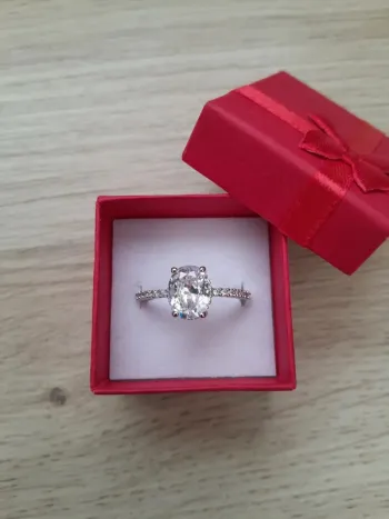 Superbe bague grande pierre et strass,  argentée  taille 60