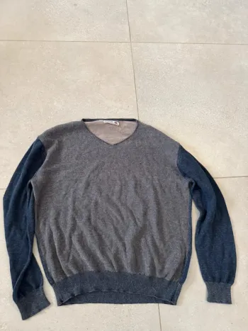 Pull Clothes taille XXL, il y a un petit trou