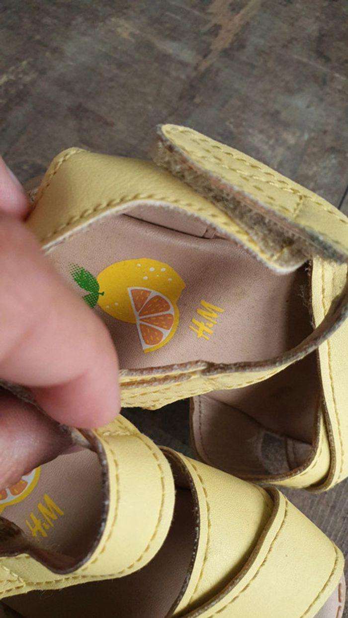 Très belle paire de chaussures h&m taille 18/19 en excellent état - photo numéro 4