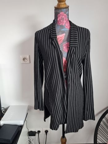 Jolie veste noire rayée